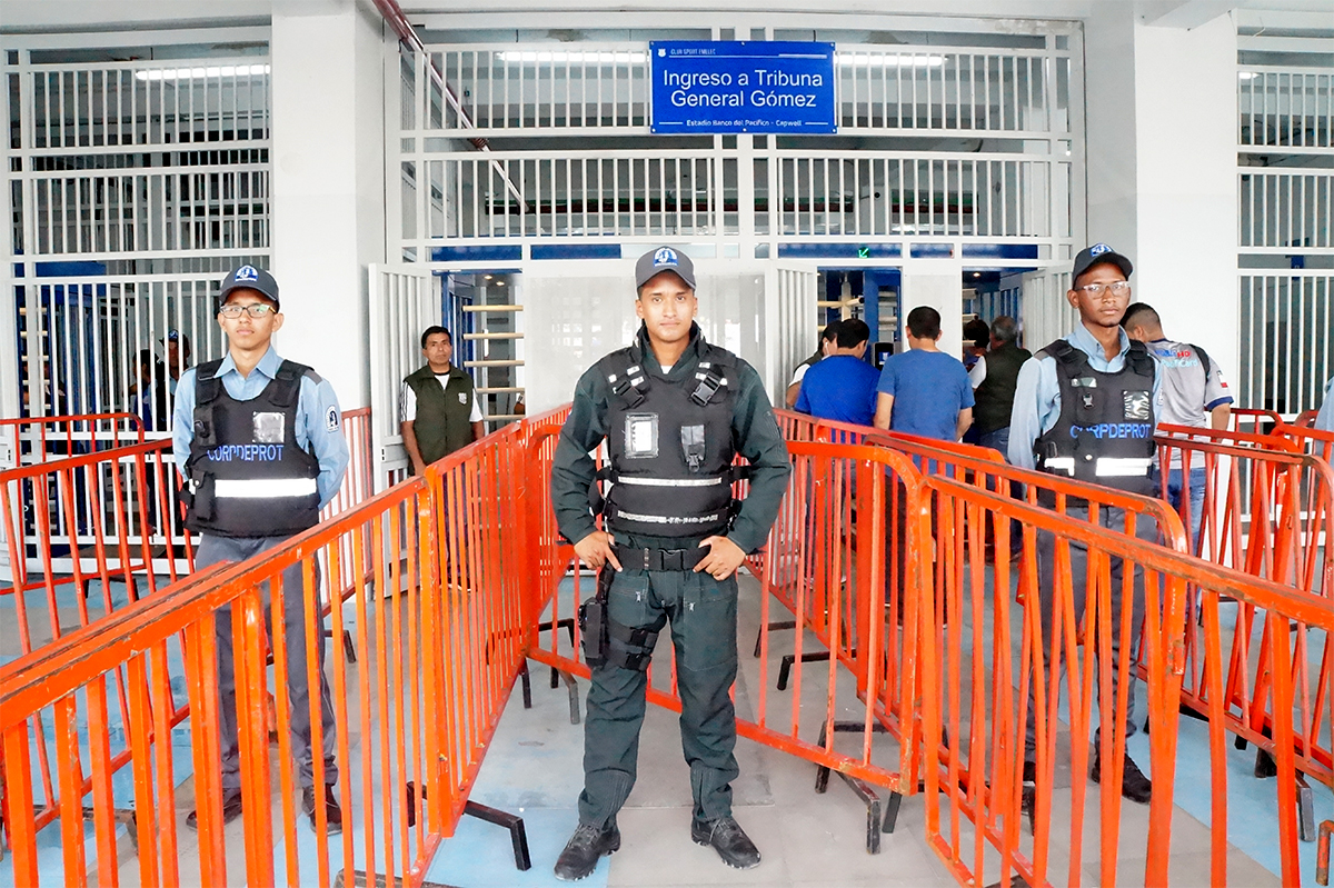 nosotros en cada partido de local que hace El EMELEC, ponemos un contingente de casi 80 guardas de seguridad a los cuales ubicamos en puertas de ingreso, salidas de emergencia y asimismo nosotros ponemos gente en el borde de la cancha; un poco evitando que no vayan a ocurrir novedades dentro el espacio deportivo